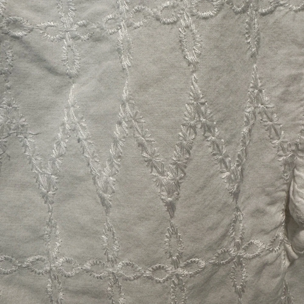 Universal Thread Women’s White Eyelet Ruffle Top Size Small - Picture 3 of 3